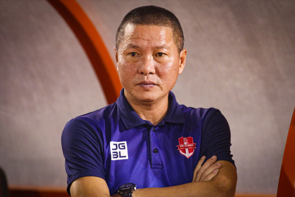 Cầu thủ Chu Đình Nghiêm bắt đầu sự nghiệp bóng đá chuyên nghiệp năm 1994