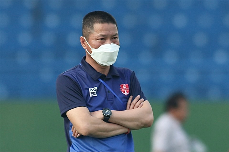Huấn luyện viên Chu Đình Nghiêm hiện tại đang dẫn dắt đội chủ sân Lạch Tray